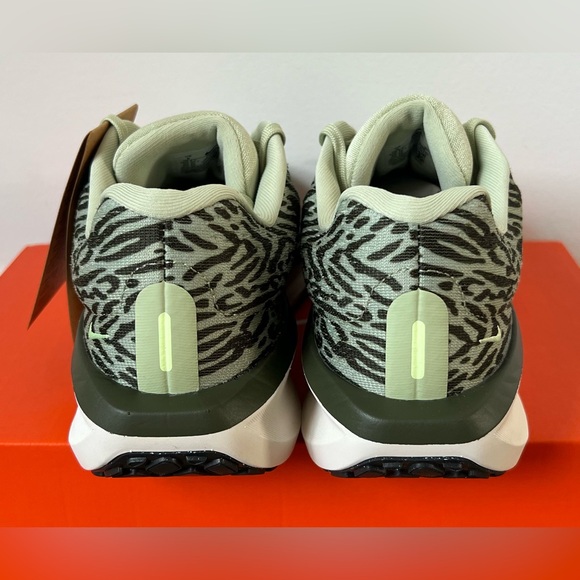 Women’s Nike Winflo 11 Road Running Shoes, Olive Aura Animal Print, 10 NEW - Picture 6 of 7
